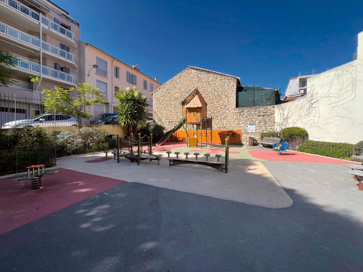 Vieil Beachside Apartment: Brand New With Parking *