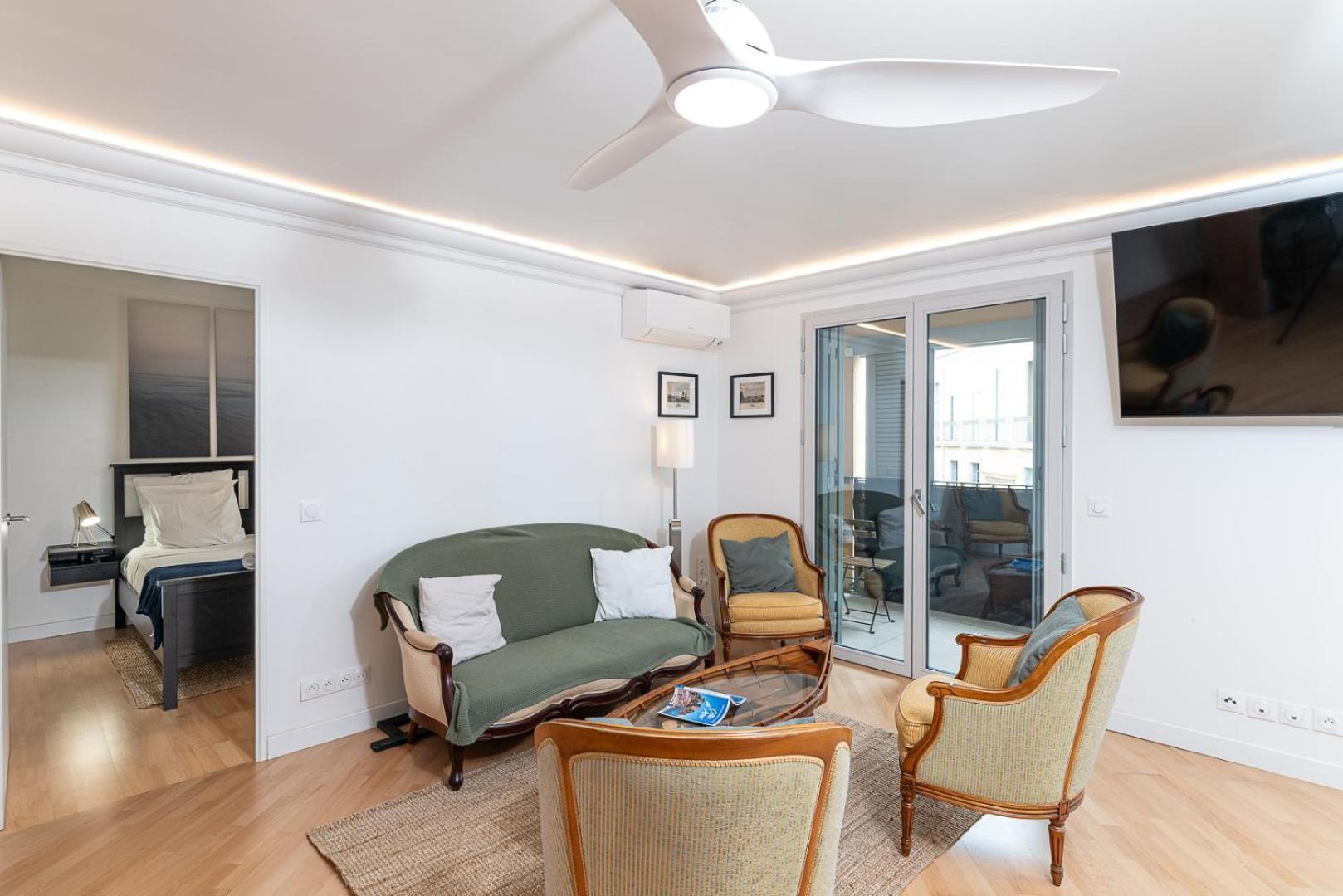 Vieil Beachside Apartment: Brand New With Parking *