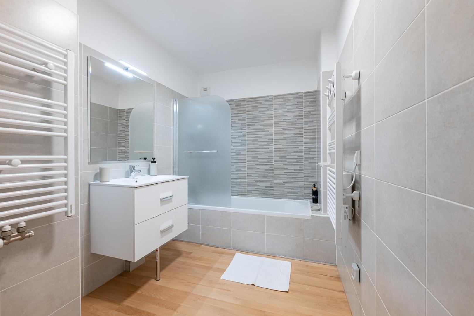 Vieil Beachside Apartment: Brand New With Parking Apartamento *